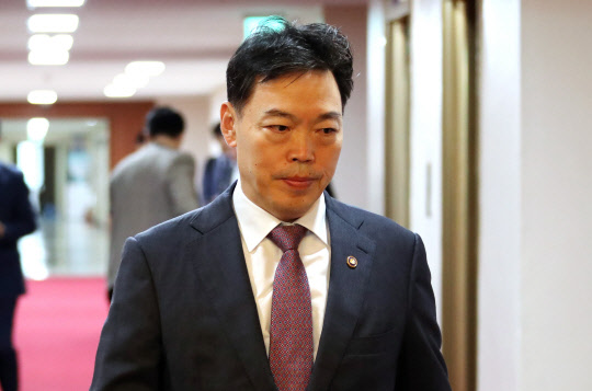 김오수 법무부 차관이 17일 정부서울청사에서 열린 국무회의에 참석하고 있다. <연합뉴스>